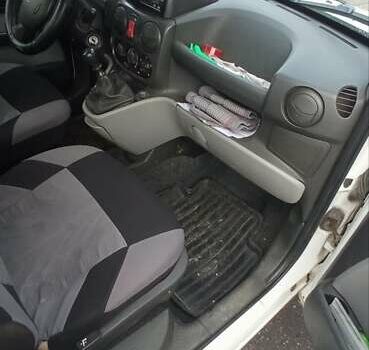 Белый Фиат Добло, объемом двигателя 1.6 л и пробегом 397 тыс. км за 3300 $, фото 4 на Automoto.ua