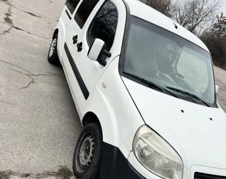 Белый Фиат Добло, объемом двигателя 1.2 л и пробегом 270 тыс. км за 3900 $, фото 1 на Automoto.ua