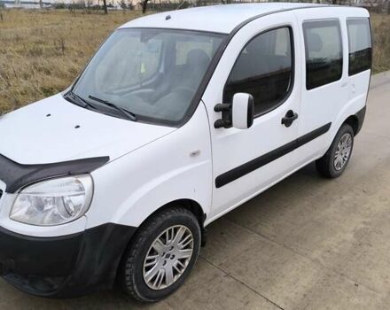 Белый Фиат Добло, объемом двигателя 1.2 л и пробегом 260 тыс. км за 4200 $, фото 3 на Automoto.ua