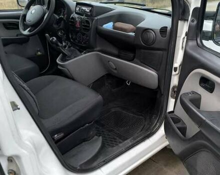 Белый Фиат Добло, объемом двигателя 1.2 л и пробегом 260 тыс. км за 4200 $, фото 5 на Automoto.ua