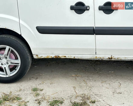 Белый Фиат Добло, объемом двигателя 1.3 л и пробегом 305 тыс. км за 4550 $, фото 3 на Automoto.ua