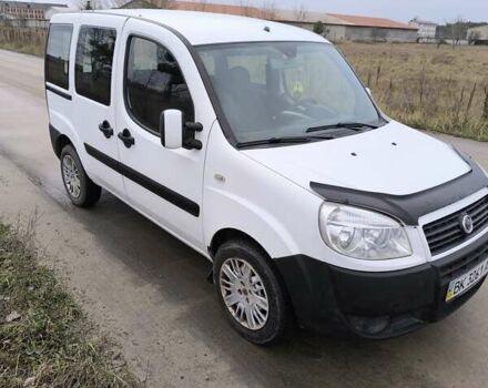 Белый Фиат Добло, объемом двигателя 1.2 л и пробегом 260 тыс. км за 4200 $, фото 2 на Automoto.ua