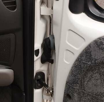 Белый Фиат Добло, объемом двигателя 1.3 л и пробегом 246 тыс. км за 4500 $, фото 3 на Automoto.ua