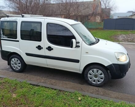 Белый Фиат Добло, объемом двигателя 1.9 л и пробегом 227 тыс. км за 4500 $, фото 3 на Automoto.ua