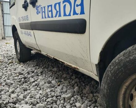 Белый Фиат Добло, объемом двигателя 1.3 л и пробегом 300 тыс. км за 2990 $, фото 3 на Automoto.ua