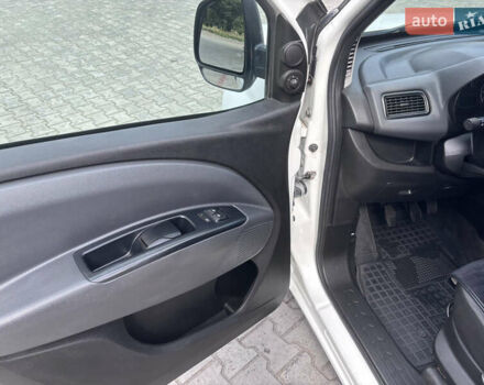 Белый Фиат Добло, объемом двигателя 1.3 л и пробегом 247 тыс. км за 6599 $, фото 17 на Automoto.ua