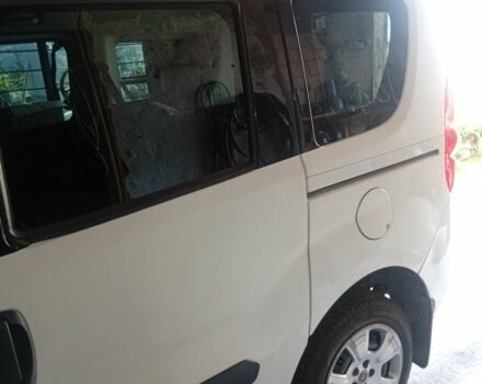 Белый Фиат Добло, объемом двигателя 1.2 л и пробегом 430 тыс. км за 6200 $, фото 2 на Automoto.ua