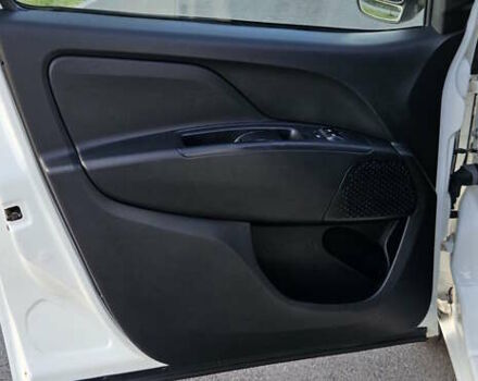 Белый Фиат Добло, объемом двигателя 1.3 л и пробегом 72 тыс. км за 9300 $, фото 19 на Automoto.ua