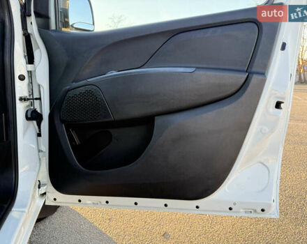 Белый Фиат Добло, объемом двигателя 1.25 л и пробегом 352 тыс. км за 6900 $, фото 18 на Automoto.ua