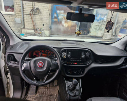 Белый Фиат Добло, объемом двигателя 1.3 л и пробегом 177 тыс. км за 9500 $, фото 2 на Automoto.ua