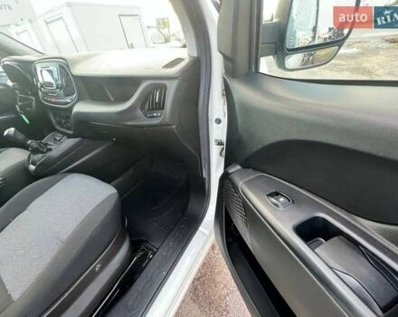 Білий Фіат Добло, об'ємом двигуна 1.3 л та пробігом 123 тис. км за 8698 $, фото 11 на Automoto.ua