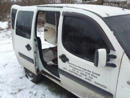 Белый Фиат Добло, объемом двигателя 1.2 л и пробегом 350 тыс. км за 900 $, фото 1 на Automoto.ua