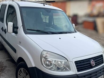 Белый Фиат Добло, объемом двигателя 1.3 л и пробегом 200 тыс. км за 4900 $, фото 1 на Automoto.ua