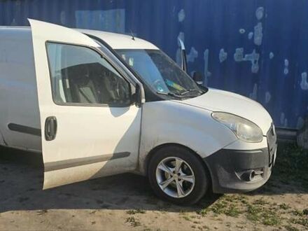 Белый Фиат Добло, объемом двигателя 1.6 л и пробегом 230 тыс. км за 5600 $, фото 1 на Automoto.ua