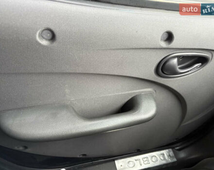 Черный Фиат Добло, объемом двигателя 1.37 л и пробегом 210 тыс. км за 5200 $, фото 4 на Automoto.ua