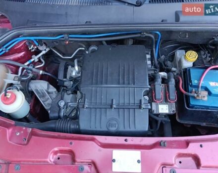 Красный Фиат Добло, объемом двигателя 1.37 л и пробегом 139 тыс. км за 5500 $, фото 5 на Automoto.ua