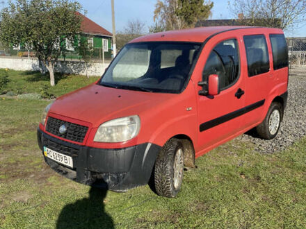 Красный Фиат Добло, объемом двигателя 1.2 л и пробегом 350 тыс. км за 3500 $, фото 1 на Automoto.ua