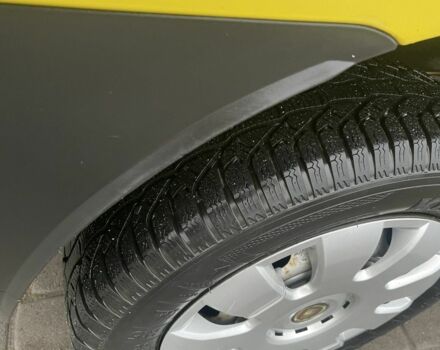 Желтый Фиат Добло, объемом двигателя 1.2 л и пробегом 332 тыс. км за 3250 $, фото 2 на Automoto.ua