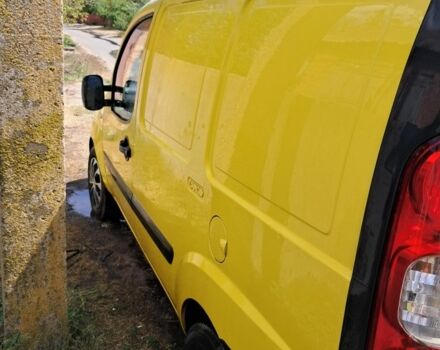 Желтый Фиат Добло, объемом двигателя 1.2 л и пробегом 200 тыс. км за 3200 $, фото 2 на Automoto.ua