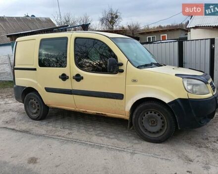 Желтый Фиат Добло, объемом двигателя 1.3 л и пробегом 337 тыс. км за 2999 $, фото 3 на Automoto.ua