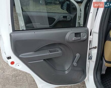 Фиат Панда 2011 в Львове на Automoto.ua Белый Фиат Панда, объемом двигателя 1.2 л и пробегом 184 тыс. км за 3500 $, фото 6 на Automoto.ua