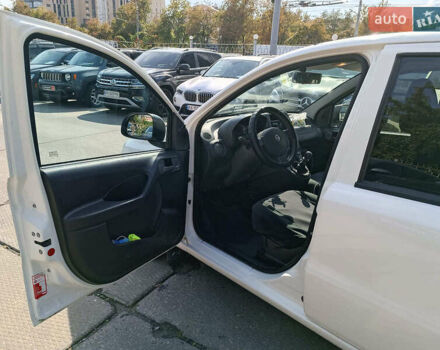 Фиат Панда 2011 в Харькове на Automoto.ua Белый Фиат Панда, объемом двигателя 1.2 л и пробегом 112 тыс. км за 4290 $, фото 14 на Automoto.ua