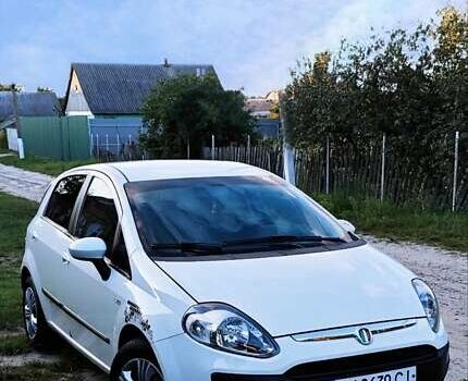 Білий Фіат Пунто, об'ємом двигуна 1.4 л та пробігом 215 тис. км за 4500 $, фото 1 на Automoto.ua