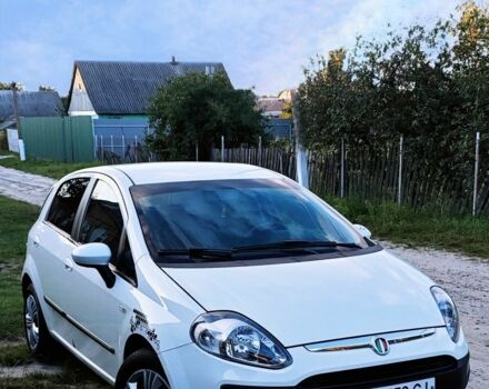 Белый Фиат Пунто, объемом двигателя 1.4 л и пробегом 214 тыс. км за 5100 $, фото 2 на Automoto.ua