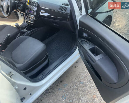 Фиат Пунто 2012 в Калуше на Automoto.ua Белый Фиат Пунто, объемом двигателя 1.25 л и пробегом 207 тыс. км за 4400 $, фото 14 на Automoto.ua