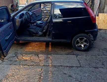 Черный Фиат Пунто, объемом двигателя 1.1 л и пробегом 270 тыс. км за 850 $, фото 1 на Automoto.ua