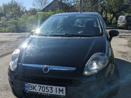 Фіат Пунто 2010 у Рівному на Automoto.ua Чорний Фіат Пунто, об'ємом двигуна 1.25 л та пробігом 290 тис. км за 3800 $, фото 1 на Automoto.ua