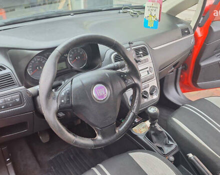 Красный Фиат Пунто, объемом двигателя 1.37 л и пробегом 174 тыс. км за 3500 $, фото 2 на Automoto.ua
