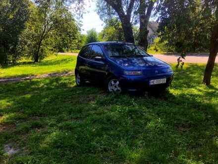 Фиат Пунто 2001 в Новомосковске на Automoto.ua Синий Фиат Пунто, объемом двигателя 13 л и пробегом 180 тыс. км за 2500 $, фото 1 на Automoto.ua
