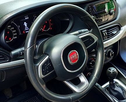 Фиат Типо, объемом двигателя 1.4 л и пробегом 62 тыс. км за 10000 $, фото 4 на Automoto.ua