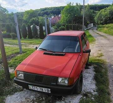 Фиат Уно 1986 в Львове на Automoto.ua Красный Фиат Уно, объемом двигателя 1 л и пробегом 350 тыс. км за 450 $, фото 1 на Automoto.ua