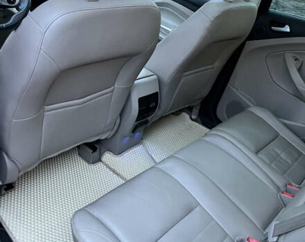 Красный Форд Си-Макс, объемом двигателя 2 л и пробегом 223 тыс. км за 9500 $, фото 3 на Automoto.ua