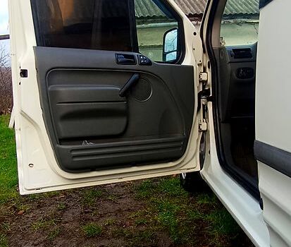 Білий Форд Коннект, об'ємом двигуна 1.8 л та пробігом 313 тис. км за 4500 $, фото 1 на Automoto.ua