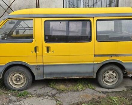 Желтый Форд Эконован, объемом двигателя 1.45 л и пробегом 270 тыс. км за 1400 $, фото 1 на Automoto.ua