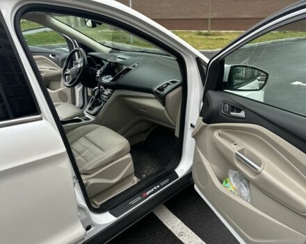 Белый Форд Эскейп, объемом двигателя 1.6 л и пробегом 265 тыс. км за 10700 $, фото 5 на Automoto.ua