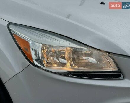 Белый Форд Эскейп, объемом двигателя 2 л и пробегом 145 тыс. км за 11650 $, фото 4 на Automoto.ua