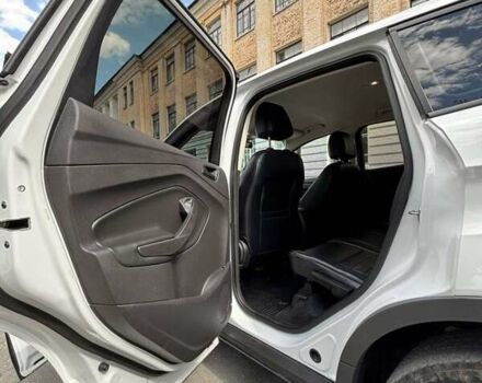 Белый Форд Эскейп, объемом двигателя 2.5 л и пробегом 172 тыс. км за 10400 $, фото 16 на Automoto.ua