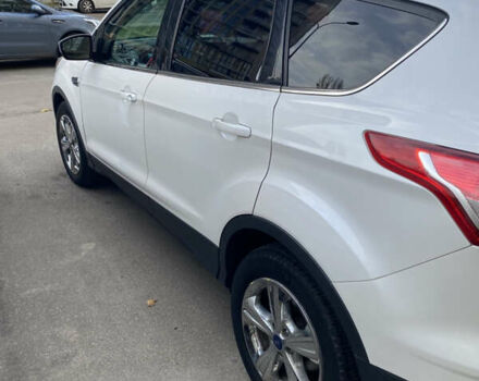 Белый Форд Эскейп, объемом двигателя 2 л и пробегом 97 тыс. км за 12900 $, фото 4 на Automoto.ua