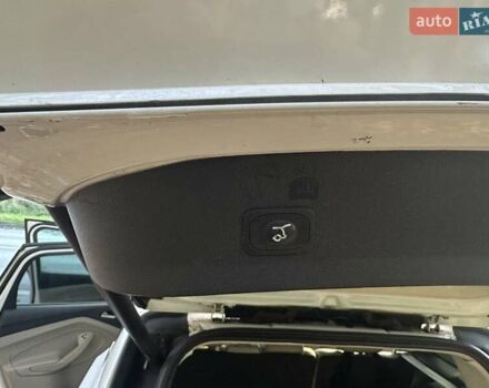 Белый Форд Эскейп, объемом двигателя 2.3 л и пробегом 170 тыс. км за 12999 $, фото 16 на Automoto.ua