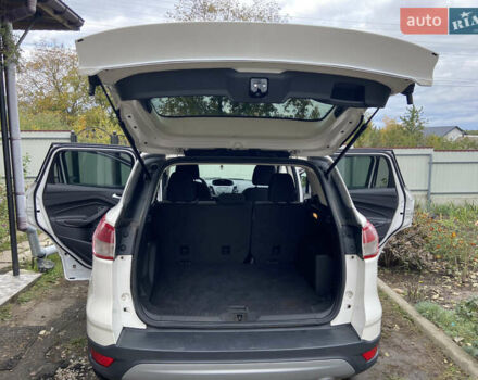 Белый Форд Эскейп, объемом двигателя 1.6 л и пробегом 178 тыс. км за 8999 $, фото 5 на Automoto.ua