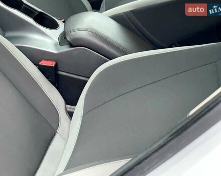 Форд Эскейп 2015 в Киеве на Automoto.ua Белый Форд Эскейп, объемом двигателя 2.5 л и пробегом 156 тыс. км за 10900 $, фото 30 на Automoto.ua