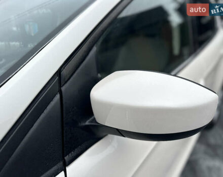 Белый Форд Эскейп, объемом двигателя 2 л и пробегом 183 тыс. км за 11800 $, фото 9 на Automoto.ua