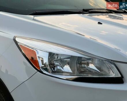 Белый Форд Эскейп, объемом двигателя 2 л и пробегом 140 тыс. км за 11400 $, фото 6 на Automoto.ua