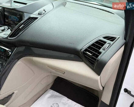 Белый Форд Эскейп, объемом двигателя 2 л и пробегом 179 тыс. км за 12600 $, фото 38 на Automoto.ua