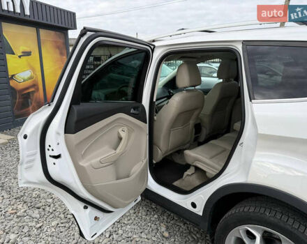 Белый Форд Эскейп, объемом двигателя 2 л и пробегом 179 тыс. км за 12600 $, фото 55 на Automoto.ua