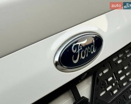 Белый Форд Эскейп, объемом двигателя 2 л и пробегом 140 тыс. км за 11400 $, фото 15 на Automoto.ua